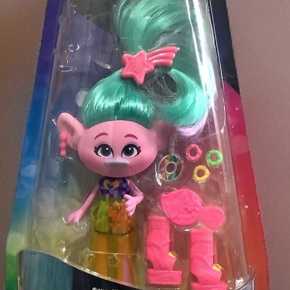 DreamWorks Trolls World Tour Glam Satin Fashion Doll with Accessories. NIB - Picture 6 of 7